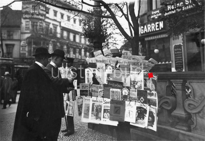 Berlin newspaper sale around 1913, media number 00193869